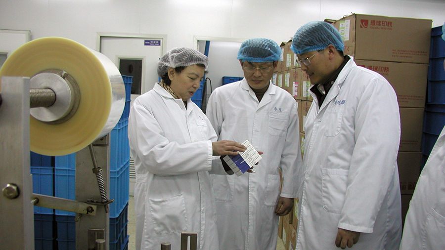 市食品藥品監管局局長史勤勤視察公司